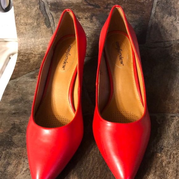 Red pumps - Picture 1 of 3